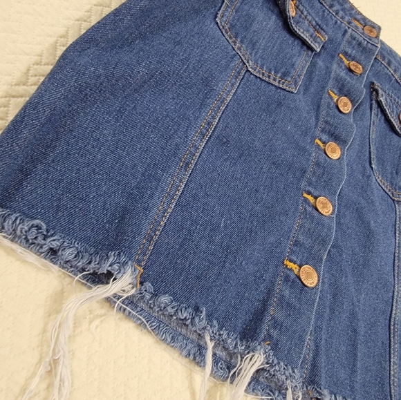 Forever 21 Denim Button-Front Skirt Size Medium Cut Of Jeans Frayed Hem Fringe - Picture 2 of 7
